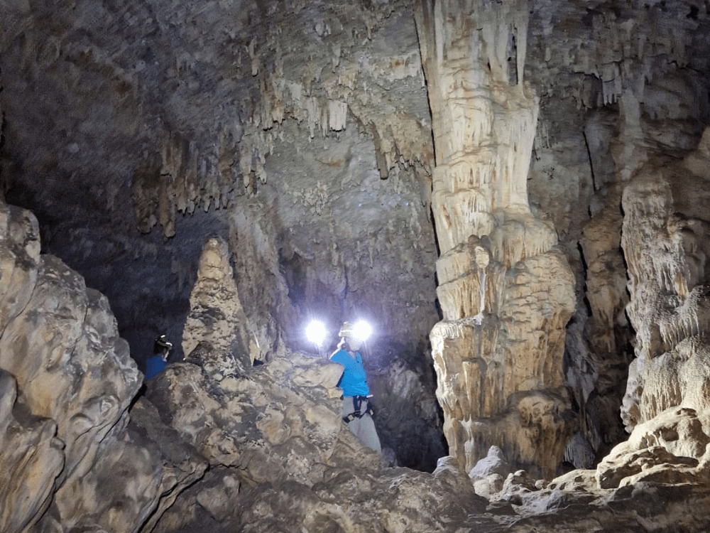 Speleology in group